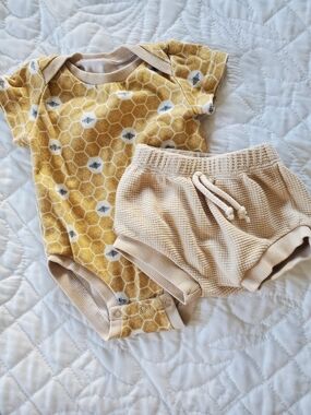 6 Months Honeybee Graphic Bodysuit & Cream Waffle Shorts Set